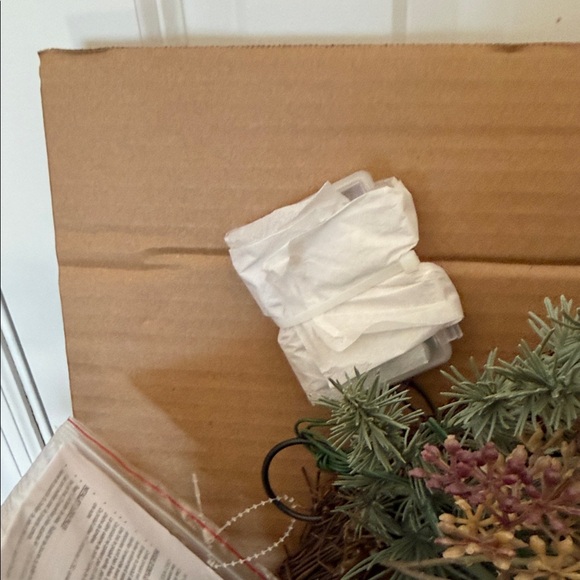 NWT Pottery Barn Green and Gold Holiday Wreath lighted  33” diameter - Picture 4 of 8